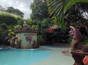 Hotel kert és medence