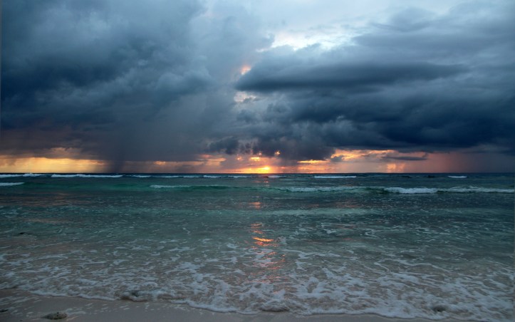 Napfelkelte az óceán felett