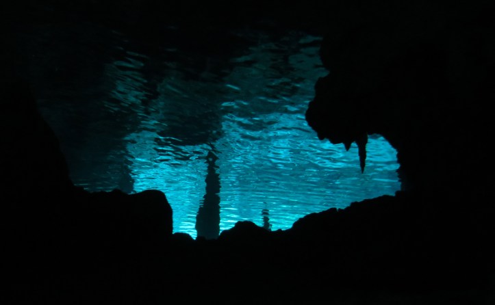 A bejárat távolról