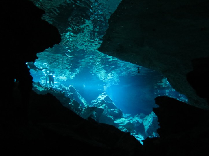 Távolodva a bejárattól