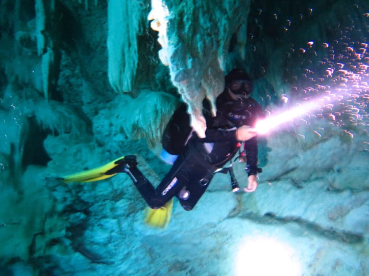 Embernél sokszor nagyobb lógó cseppkövek