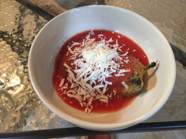 Sajttal töltött bundázott chili paradicsom szószban